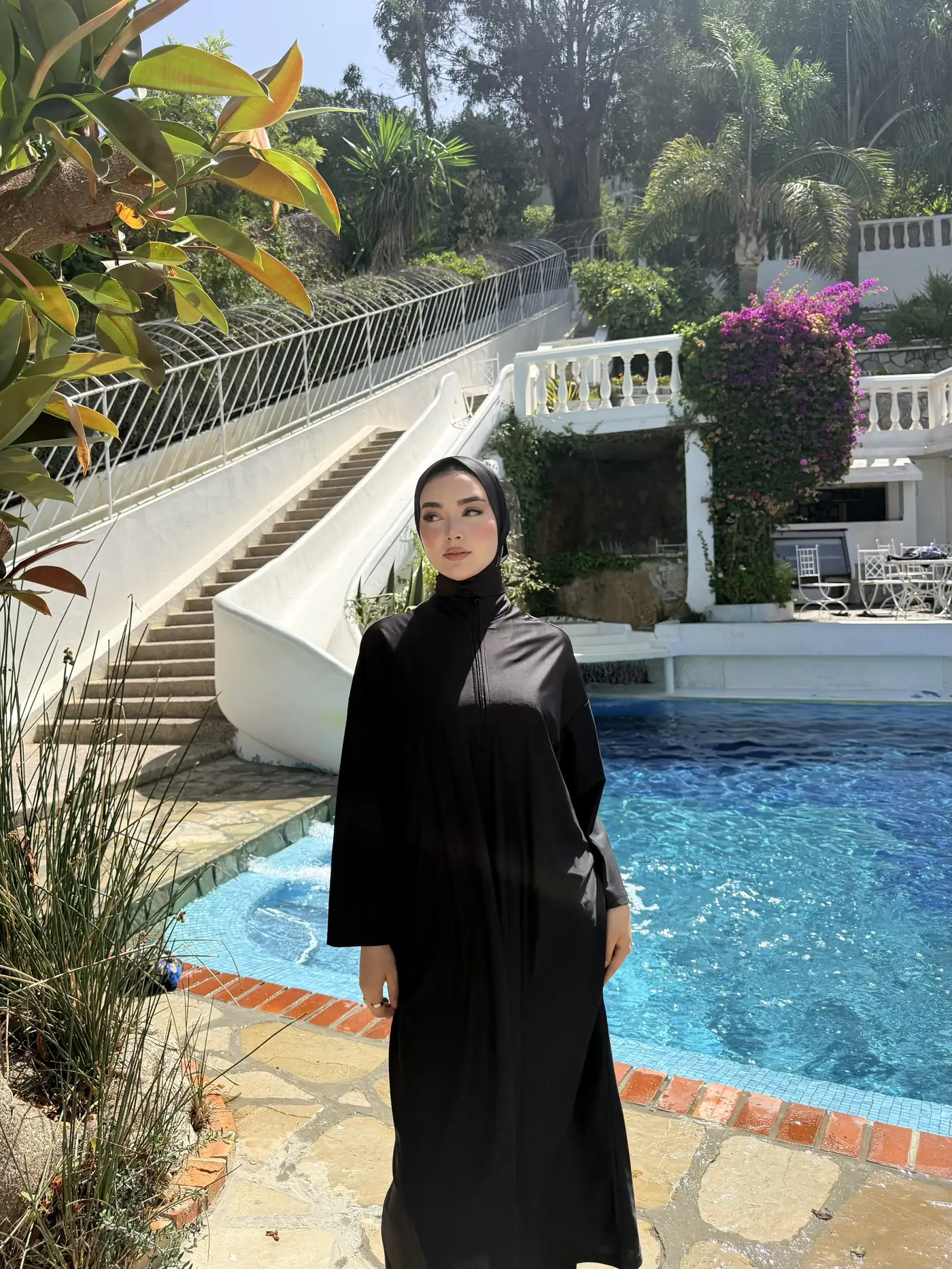 امرأة ترتدي بوركيني نوريا الأسود على حافة المسبح